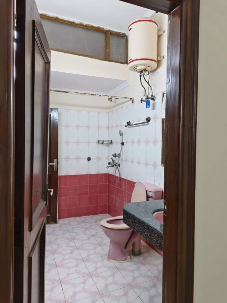 Bathroom, sector 41 2 Bedroom 180 Sq.Mt. Independent House In Sector 41 Noida 10548681