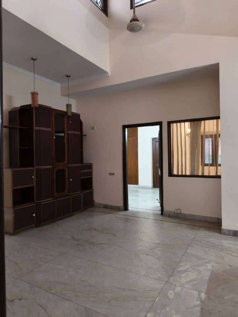 Room, sector 41 2 Bedroom 180 Sq.Mt. Independent House In Sector 41 Noida 10548681