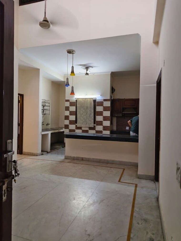 Room, sector 41 2 Bedroom 180 Sq.Mt. Independent House In Sector 41 Noida 10548681
