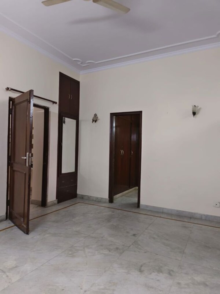 Room, sector 41 2 Bedroom 180 Sq.Mt. Independent House In Sector 41 Noida 10548681