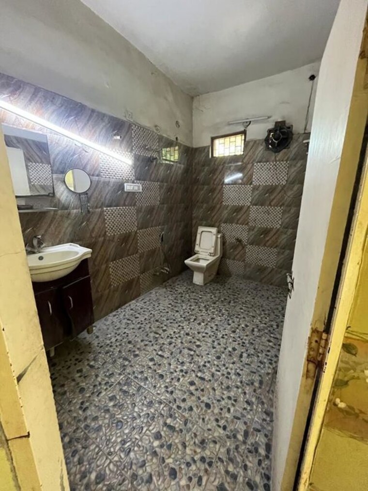 Bathroom, lohia nagar 5 Bedroom 150 Sq.Yd. Independent House In Lohia Nagar Ghaziabad 10548734