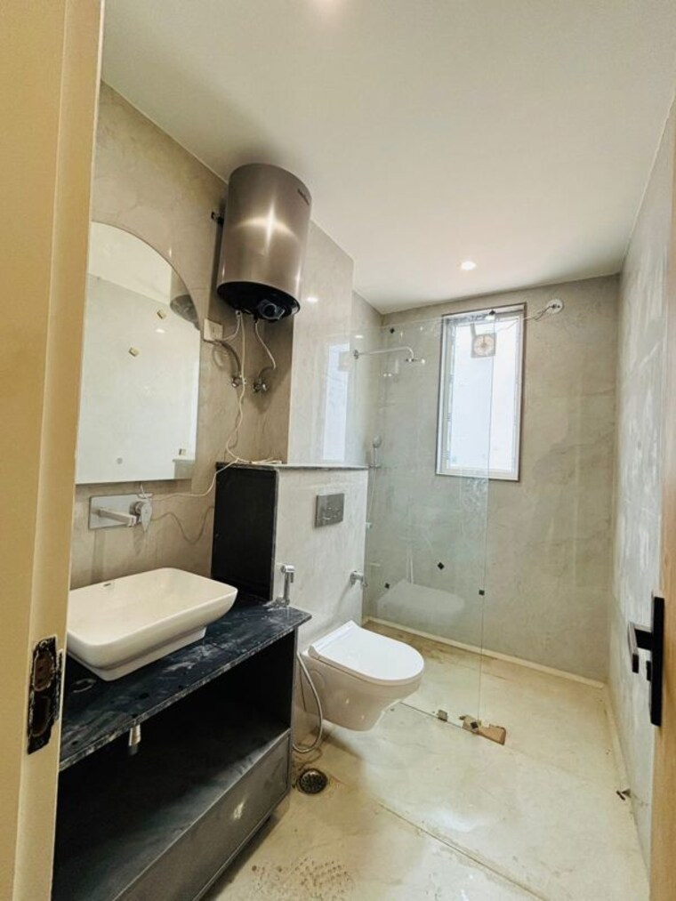 Bathroom, old-dlf-colony 2 Bedroom 1000 Sq.Ft. Builder Floor In Sector 14 Gurgaon 10548748