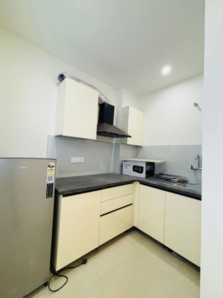 Kitchen, old-dlf-colony 2 Bedroom 1000 Sq.Ft. Builder Floor In Sector 14 Gurgaon 10548748