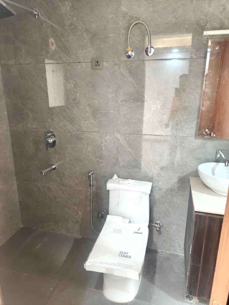 Bathroom, green fields colony 3 Bedroom 1305 Sq.Ft. Builder Floor In Green Fields Colony Faridabad 10546021