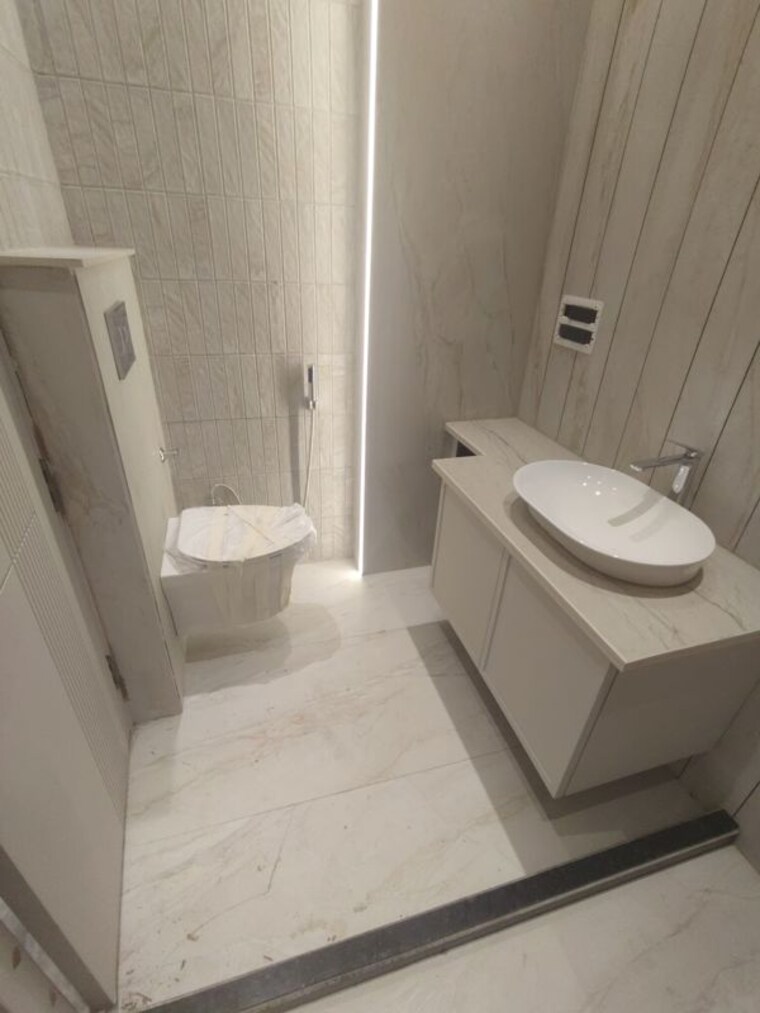 Bathroom, vikas puri 3 Bedroom 200 Sq.Yd. Builder Floor In Vikas Puri Delhi 10548863