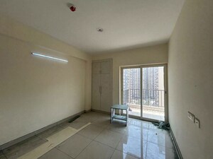 Room in 3.5 BHK Apartment at Gaur City 4th Avenue, Sector 4 Greater Noida – for Rent
