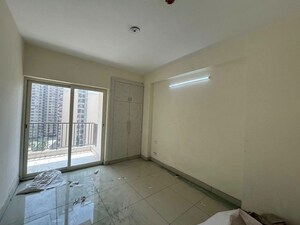 Room in 3.5 BHK Apartment at Gaur City 4th Avenue, Sector 4 Greater Noida – for Rent