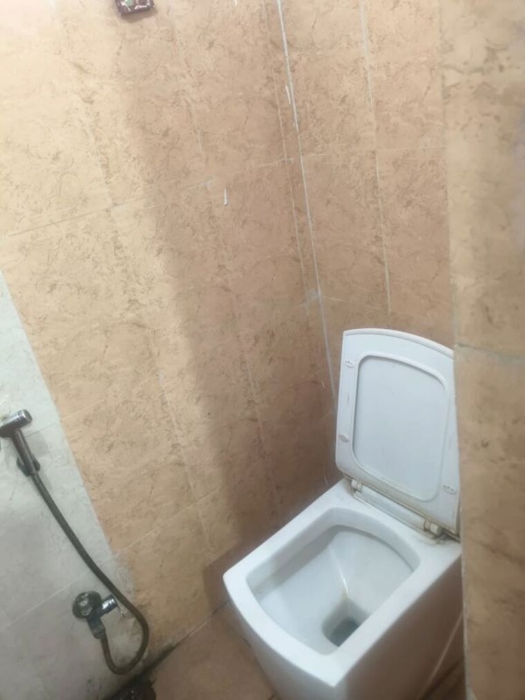 Bathroom, sector 3 Commercial Office Space 800 Sq.Ft. In Sector 3 Noida 10548979