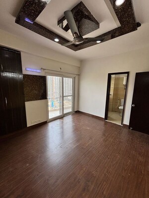 Room in 2.5 BHK Apartment at Skytech Matrott, Sector 76 – for Rent