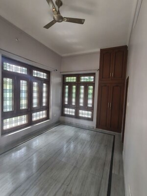 Room in 3.5 BHK Independent House at Gomti Nagar – for Rent