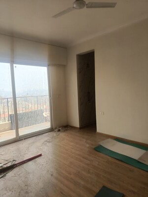 Room in 4 BHK Apartment at Sector 76 – for Rent