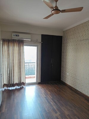 Room in 3 BHK Apartment at Antriksh Golf View - II, Sector 78 – for Rent