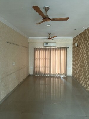 Room in 3 BHK Apartment at Antriksh Golf View - II, Sector 78 – for Rent