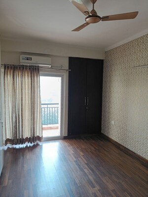 Room in 3 BHK Apartment at Antriksh Golf View - II, Sector 78 – for Rent