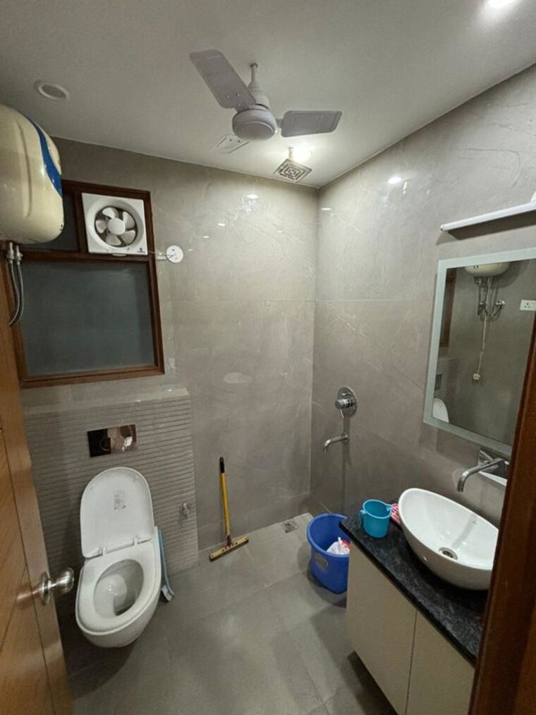 Bathroom, smart-world-orchard 3 Bedroom 1630 Sq.Ft. Builder Floor In Sector 61 Gurgaon 10549219