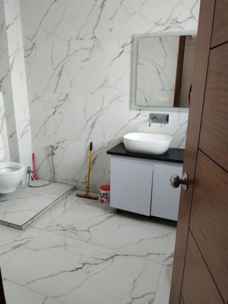 Bathroom, smart-world-orchard 3 Bedroom 1630 Sq.Ft. Builder Floor In Sector 61 Gurgaon 10549219