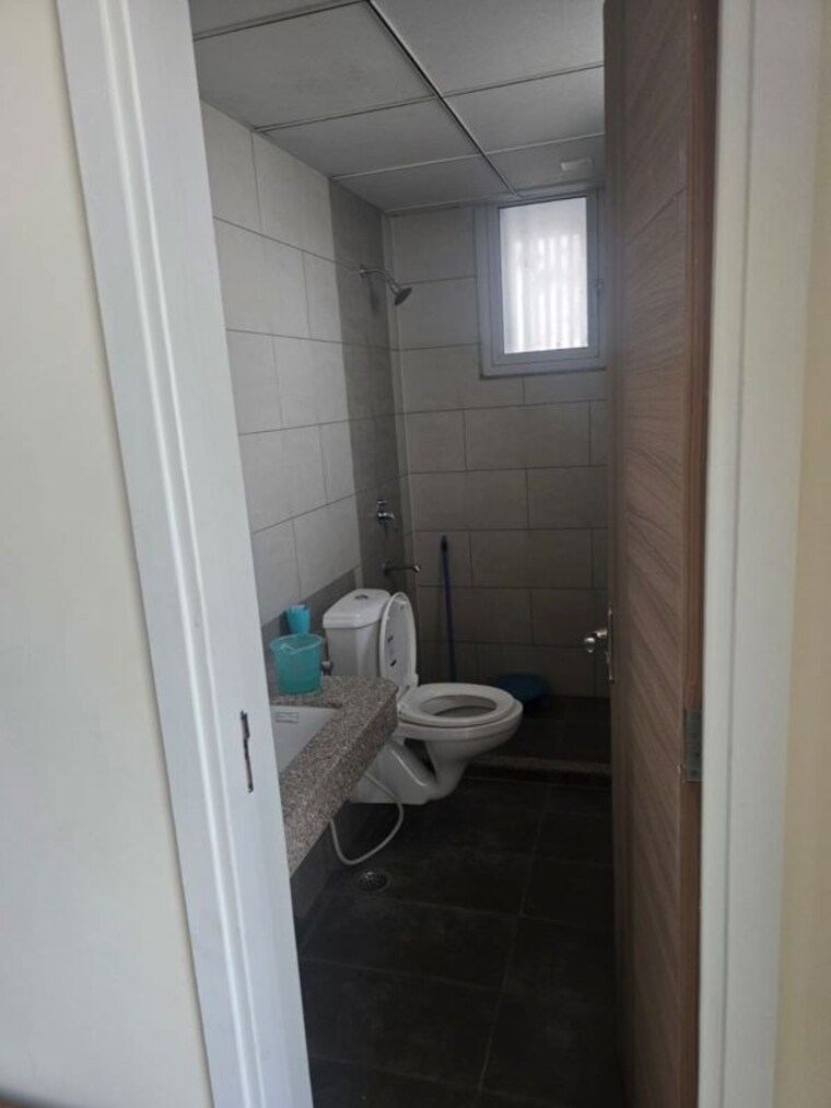 Bathroom, smart-world-orchard 3 Bedroom 1712 Sq.Ft. Builder Floor In Sector 61 Gurgaon 10549231