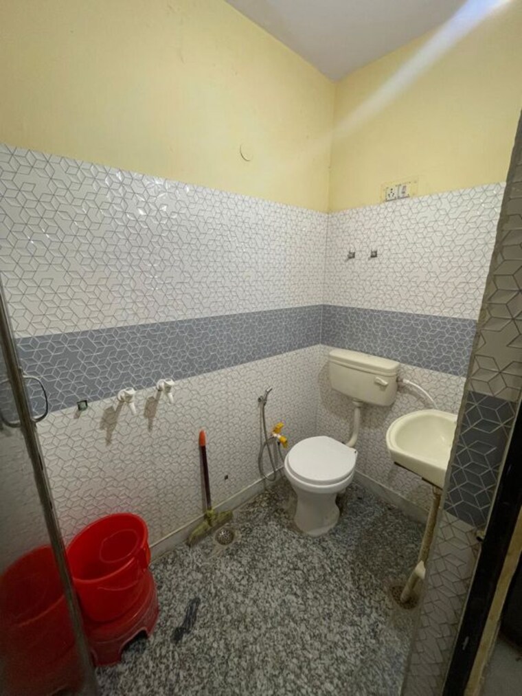 Bathroom, west patel nagar 1 Bedroom 500 Sq.Ft. Builder Floor In West Patel Nagar Delhi 10549332