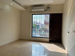 Room in 3 BHK Builder Floor at Sector 46 – for Rent