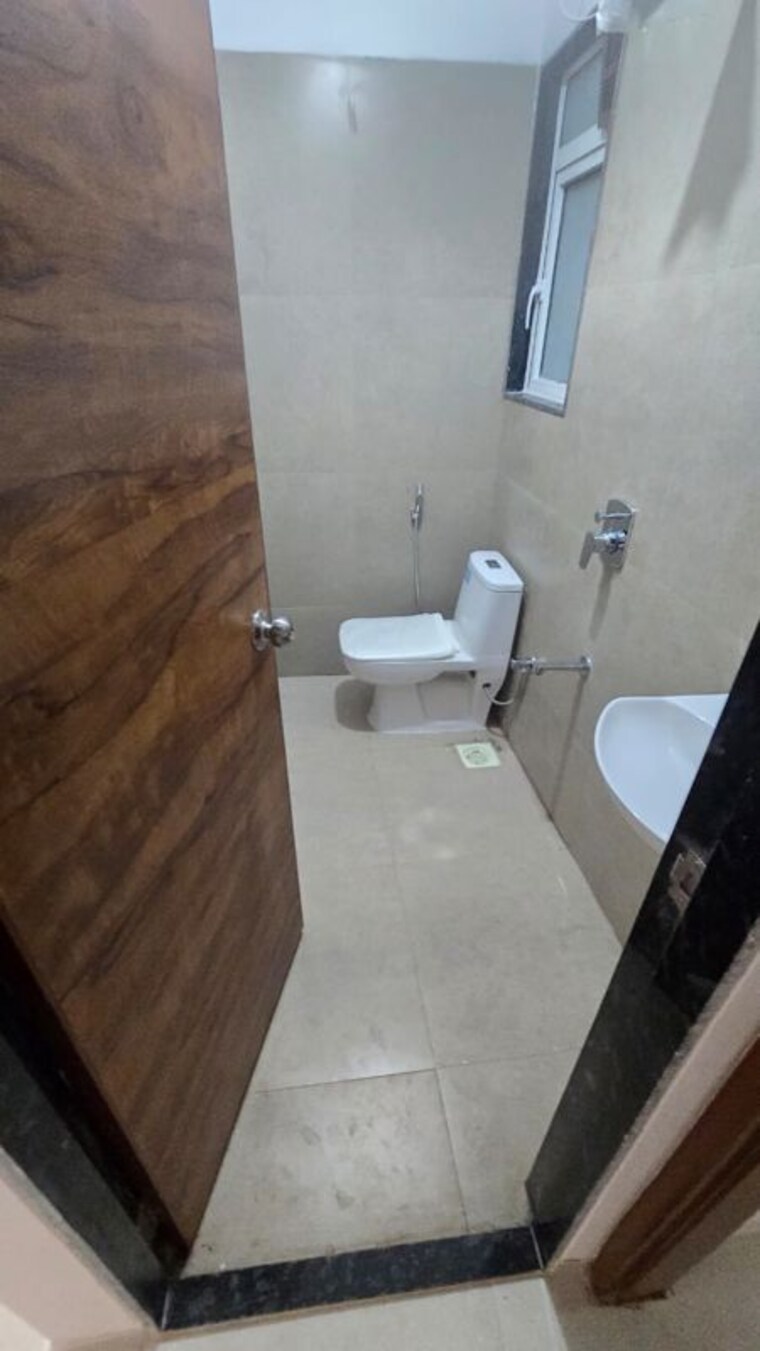 Bathroom, je-and-vee-shiv-krupa 1 Bedroom 300 Sq.Ft. Apartment In Malad East Mumbai 10549370