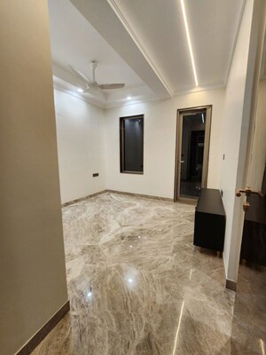 Room in 3 BHK Builder Floor at Dlf Phase ii – for Sale