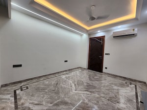 Room in 3 BHK Builder Floor at Dlf Phase ii – for Sale