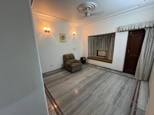 Room in 2 BHK Builder Floor at Dlf Phase I – for Rent