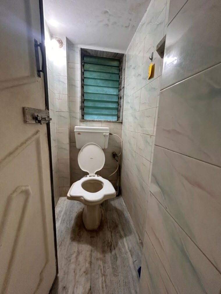 Bathroom, eff-jumbo-darshan-chs 1 Bedroom 550 Sq.Ft. Apartment In Andheri East Mumbai 10549529