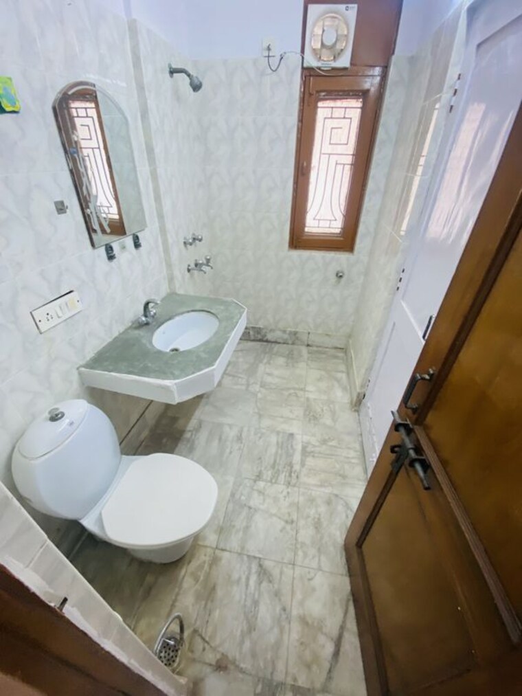 Bathroom, sector 13 dwarka 3.5 Bedroom 1800 Sq.Ft. Apartment In Sector 13 Dwarka Delhi 10549543