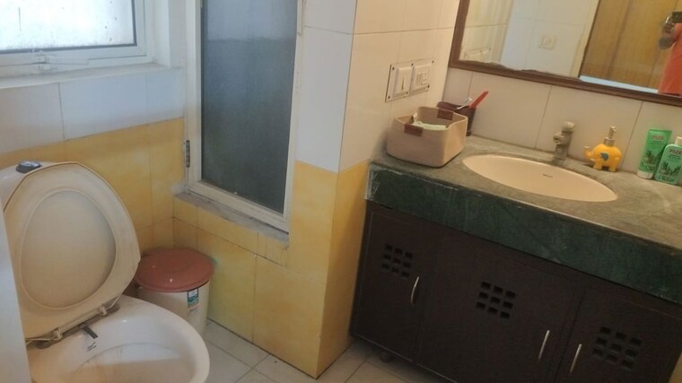 Bathroom, mahagun-maple 3 Bedroom 1575 Sq.Ft. Apartment In Sector 50 Noida 10549559