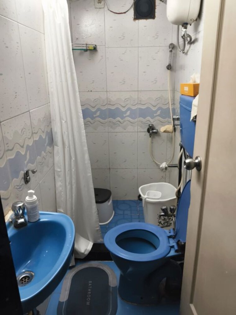Bathroom, gurunanak nagar 2 Bedroom 780 Sq.Ft. Apartment In Gurunanak Nagar Mumbai 10549630