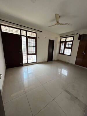 Room in 3 BHK Builder Floor at Palam Vihar – for Rent
