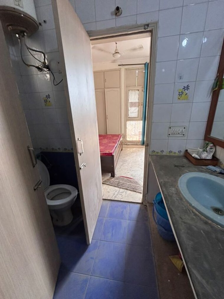 Bathroom, malviya nagar 1 Bedroom 600 Sq.Ft. Builder Floor In Malviya Nagar Delhi 10549665