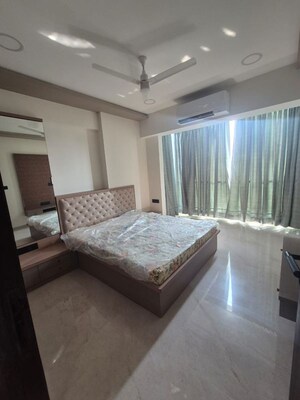 Room in 3 BHK Apartment at Bandra West – for Rent