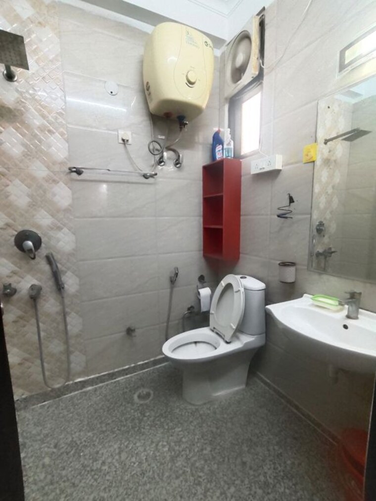 Bathroom, malviya nagar 3 Bedroom 1800 Sq.Ft. Builder Floor In Malviya Nagar Delhi 10549693