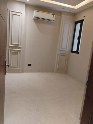 Room in 4 BHK Builder Floor at Dlf Phase I – for Rent