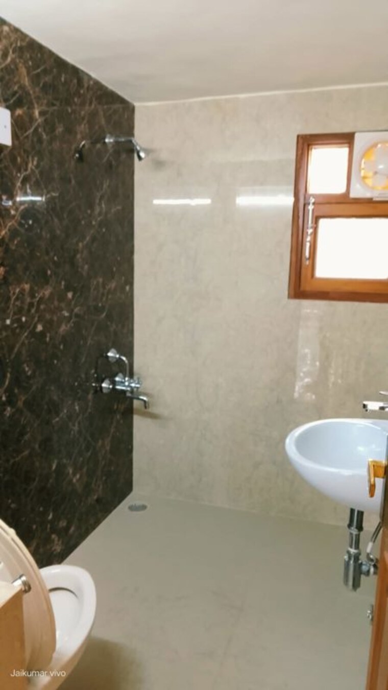 Bathroom, vasant vihar 3 Bedroom 200 Sq.Yd. Builder Floor In Vasant Vihar Delhi 10549698