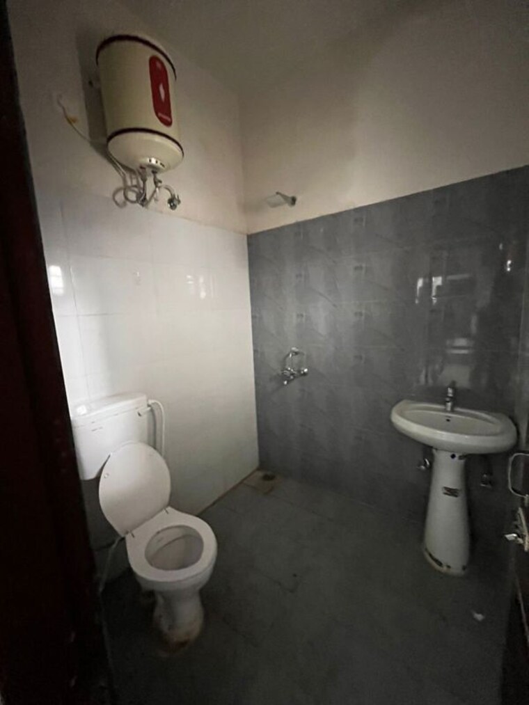Bathroom, kharar mohali road 1 Bedroom 100 Sq.Yd. Builder Floor In Kharar Mohali Road Kharar 10549713
