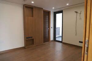 Room in 4 BHK Apartment at Ansal API Versalia, Sector 67a – for Rent