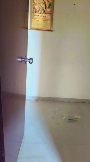 Room in 2 BHK Apartment at Windsor Paradise 2, Raj Nagar Extension – for Rent
