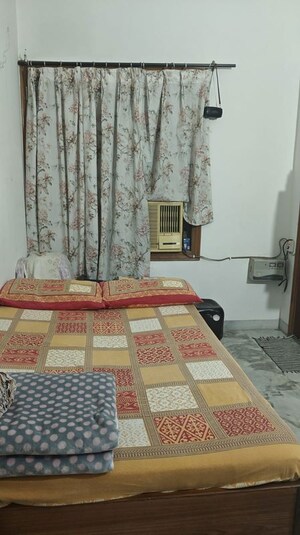 Bedroom in 2 BHK Builder Floor at Sector 16 – for Rent