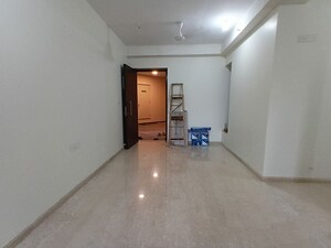 Room in 2 BHK Apartment at Kalpataru Paramount, Kapur Bawdi – for Rent