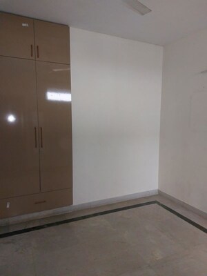 Room in 3 BHK Builder Floor at Palam Vihar – for Rent