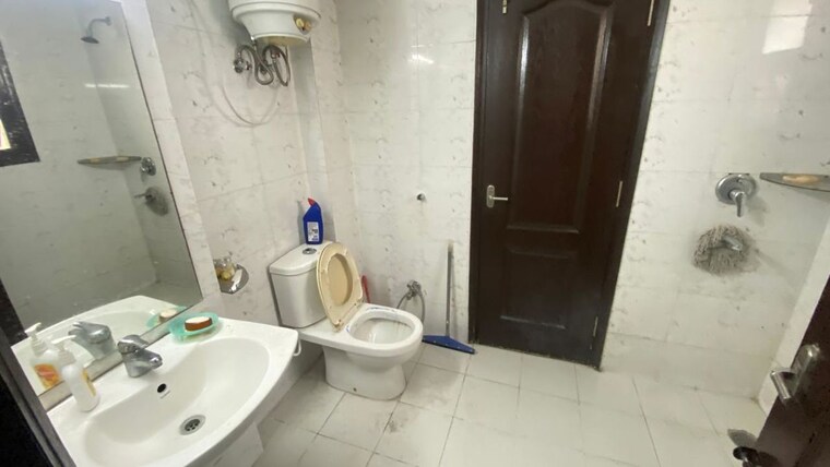 Bathroom, omaxe-silver-birch 3 Bedroom 1640 Sq.Ft. Builder Floor In North Mullanpur Chandigarh 10549922