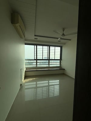Room in 2.5 BHK Apartment at Oberoi Realty Woods, Goregaon East – for Rent