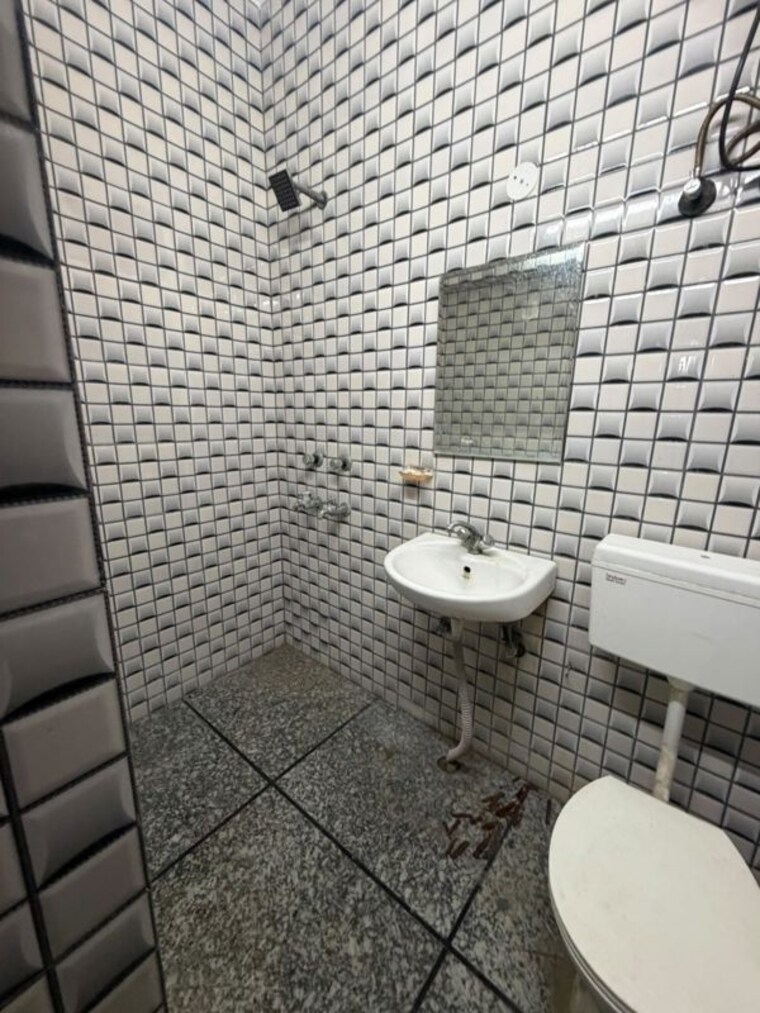 Bathroom, sector 28 1 RK 700 Sq.Ft. Villa In Sector 28 Noida 10550031