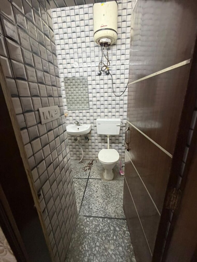 Bathroom, sector 28 1 RK 700 Sq.Ft. Villa In Sector 28 Noida 10550031