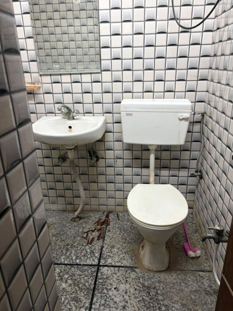 Bathroom, sector 28 1 RK 700 Sq.Ft. Villa In Sector 28 Noida 10550031
