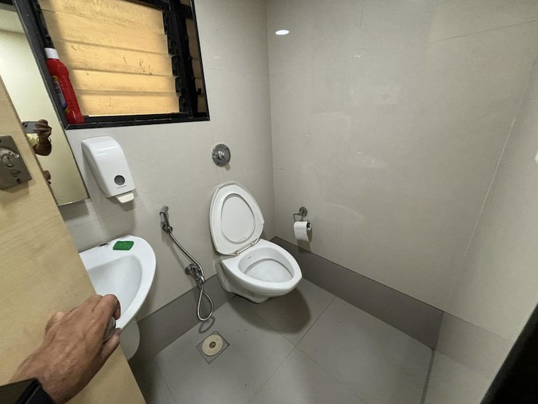 Bathroom, trade-link Commercial Office Space 1005 Sq.Ft. In Lower Parel Mumbai 10550071