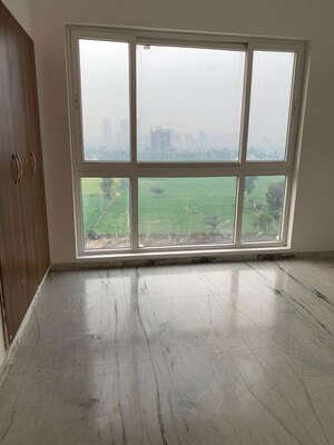 Room in 3.5 BHK Apartment at Signature Global City, Sector 37d – for Rent